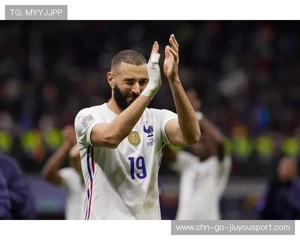 本泽马参与队内午餐讨论战术，场上领袖形象再现