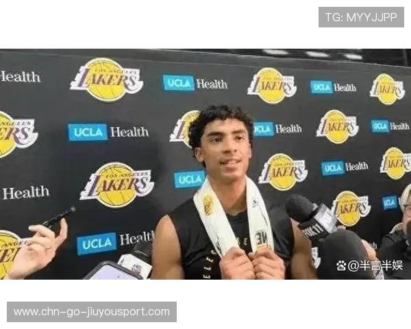 湖人队核心投出关键三分，战局逆转，湖人队核心投出关键三分,战局逆转球员