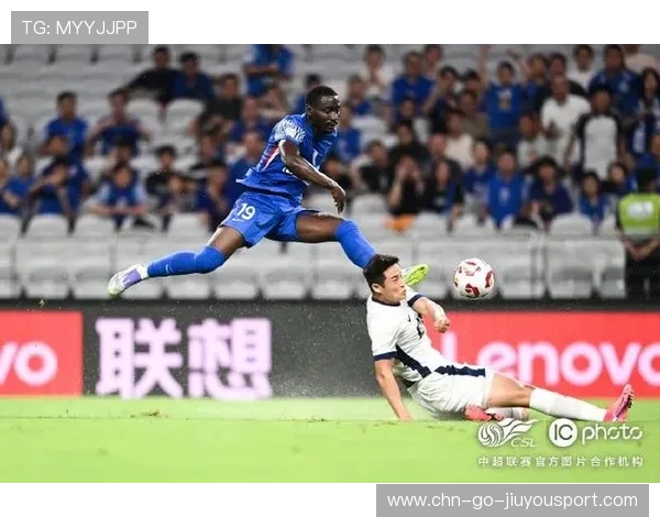 上海申花边路传中落点刁钻，门前头球攻门形成险情